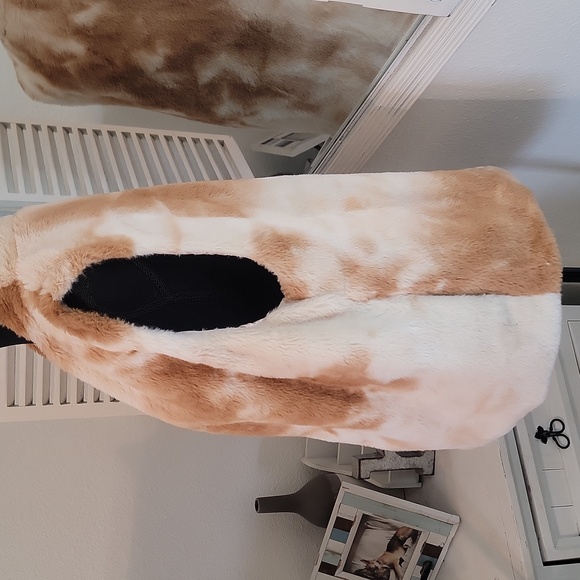 entro Faux Fur Vest - Picture 3 of 9